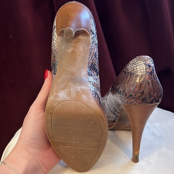 Nine West Snakeskin Platform Pump Size 7.5 - Picture 5 of 7